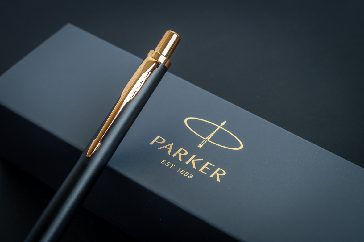 Ручка паркер москва. Parker артикул 1931576,. Ручка Паркер. Логотип ручки Паркер. Ручки Паркер реклама.